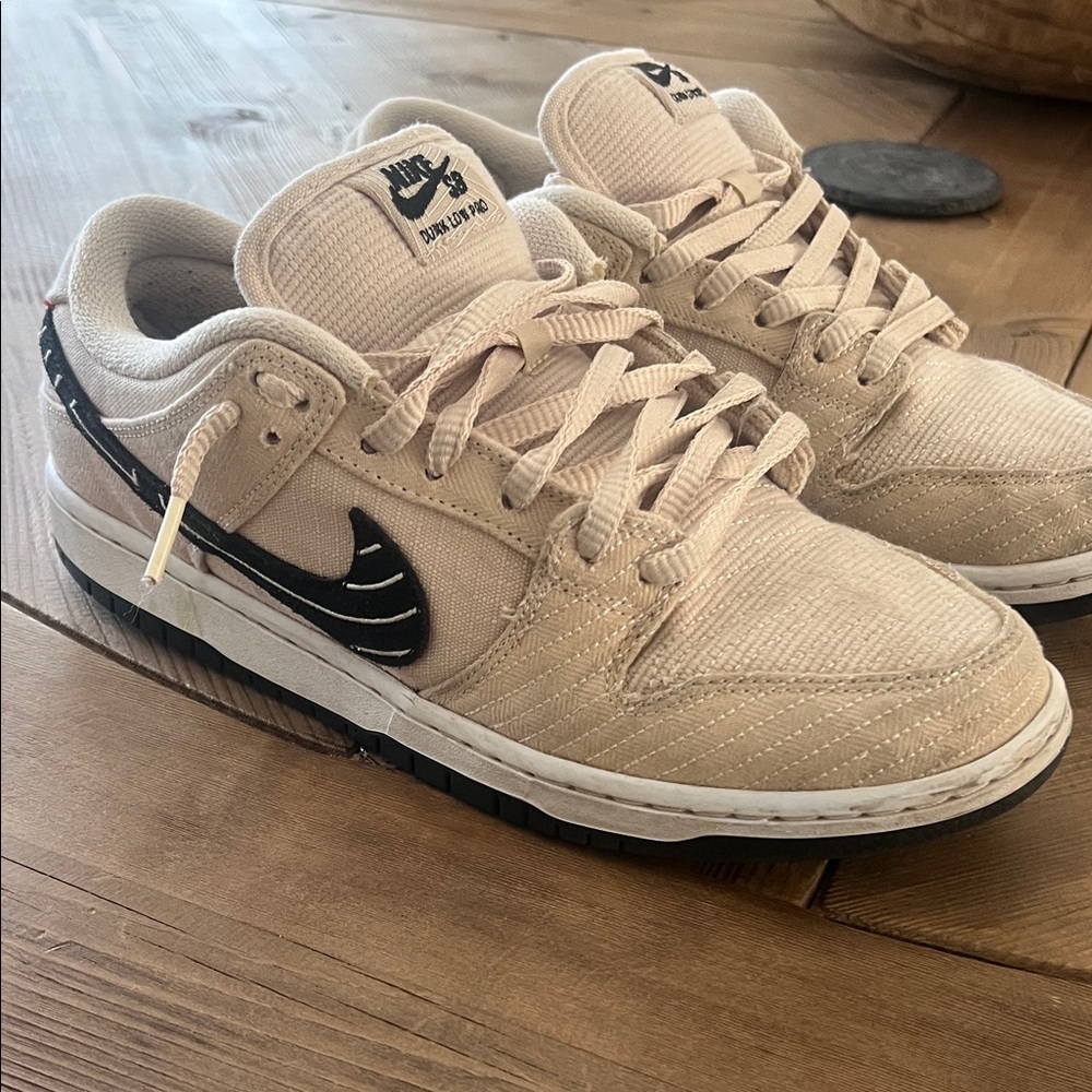 Nike Cream and Black Low-Top Sneakers Dunk Low Pro